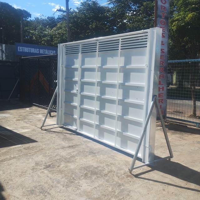 Estrutura de portão recém-pintada antes da instalação