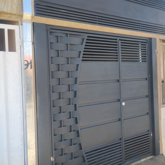 Portão grafite com chapa perfurada e lâminas na parte de cima